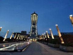 冒严寒维修桥梁灯具 扮靓城市冬日夜颜