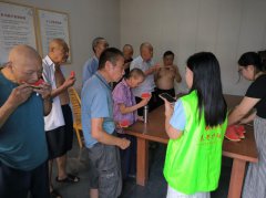 德清县禹越镇开展老人“啃秋”活动