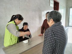 德清县雷甸：敬老承传统 戏曲贺重阳