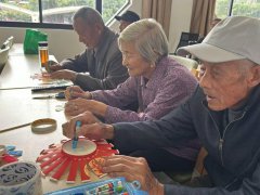 德清县钟管镇：纸杯绽菊，欢度重阳