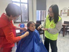 德清禹越镇：爱心剪发暖夕阳