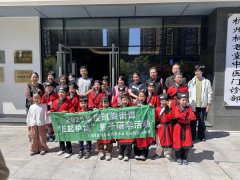 “E起护苗”亲子研学活动：中医文化传承与感恩